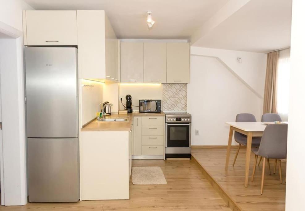 וארנה Modern Bright Apartment Close To City Center And Grand Mall מראה חיצוני תמונה
