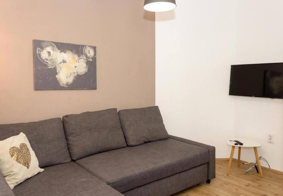 וארנה Modern Bright Apartment Close To City Center And Grand Mall מראה חיצוני תמונה