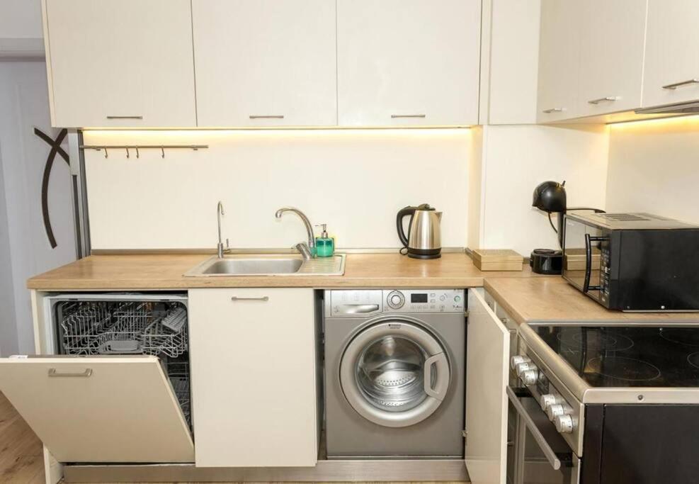 וארנה Modern Bright Apartment Close To City Center And Grand Mall מראה חיצוני תמונה