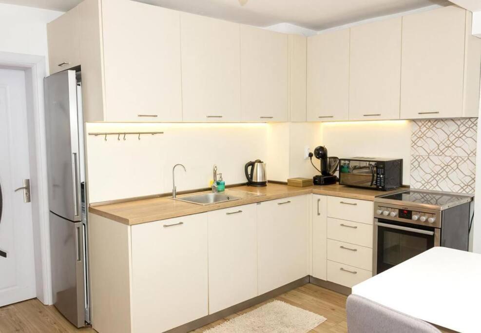 וארנה Modern Bright Apartment Close To City Center And Grand Mall מראה חיצוני תמונה
