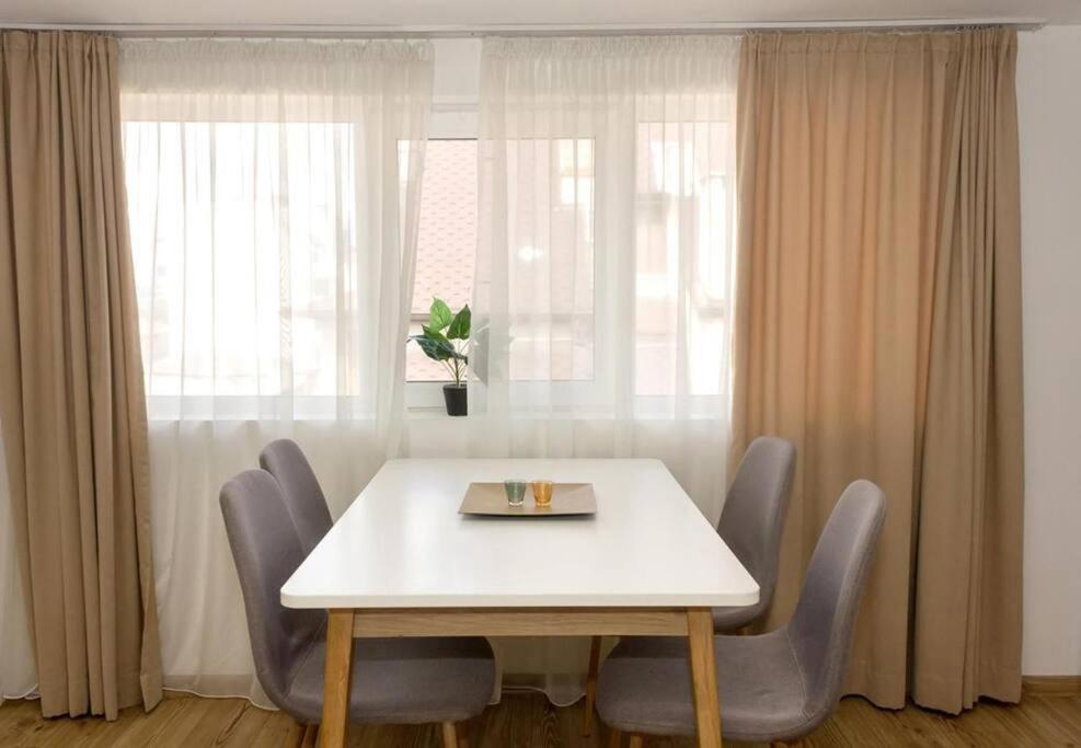 וארנה Modern Bright Apartment Close To City Center And Grand Mall מראה חיצוני תמונה