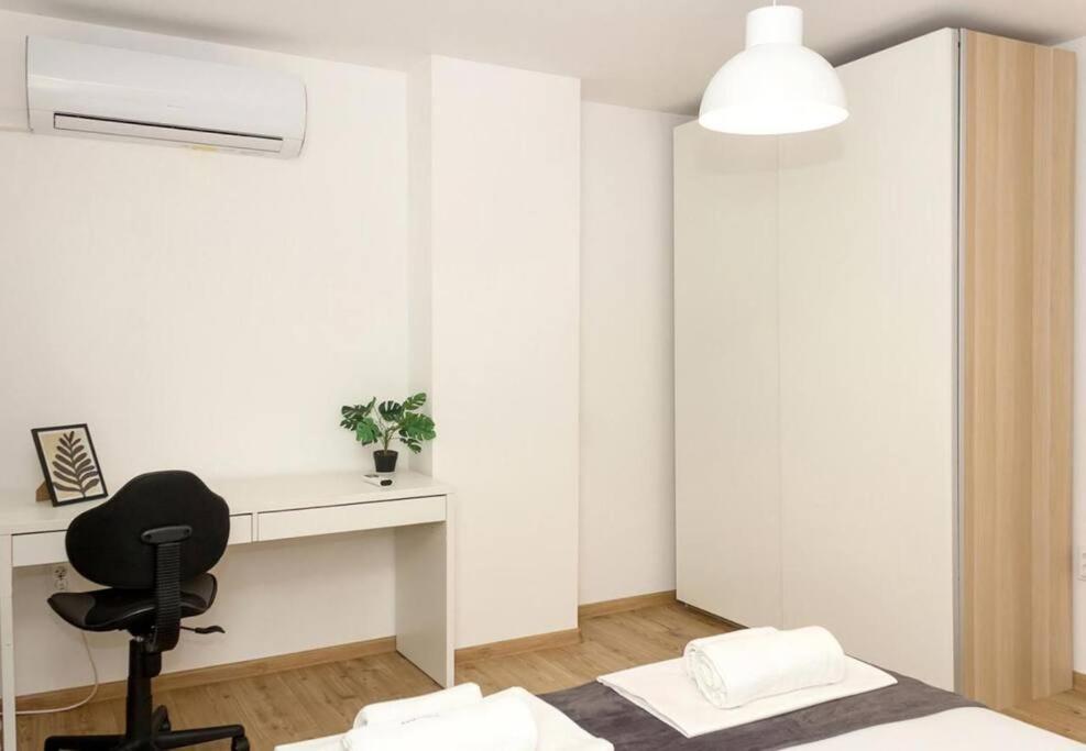וארנה Modern Bright Apartment Close To City Center And Grand Mall מראה חיצוני תמונה