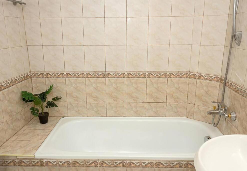 וארנה Modern Bright Apartment Close To City Center And Grand Mall מראה חיצוני תמונה