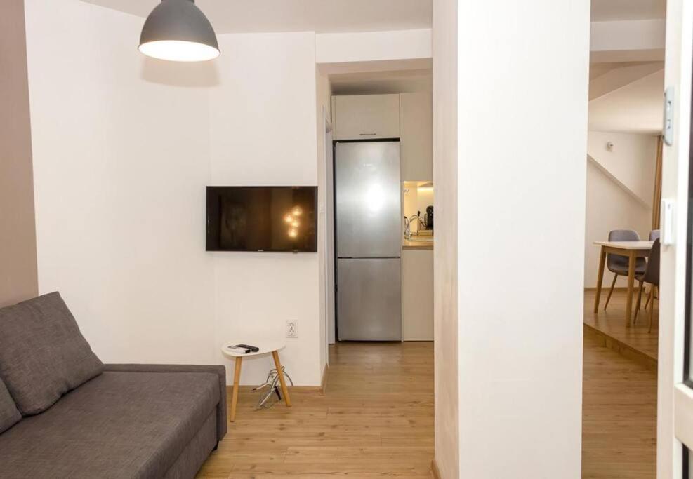 וארנה Modern Bright Apartment Close To City Center And Grand Mall מראה חיצוני תמונה