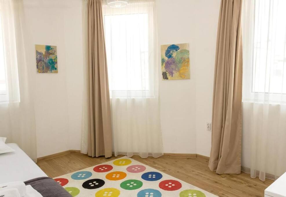 וארנה Modern Bright Apartment Close To City Center And Grand Mall מראה חיצוני תמונה