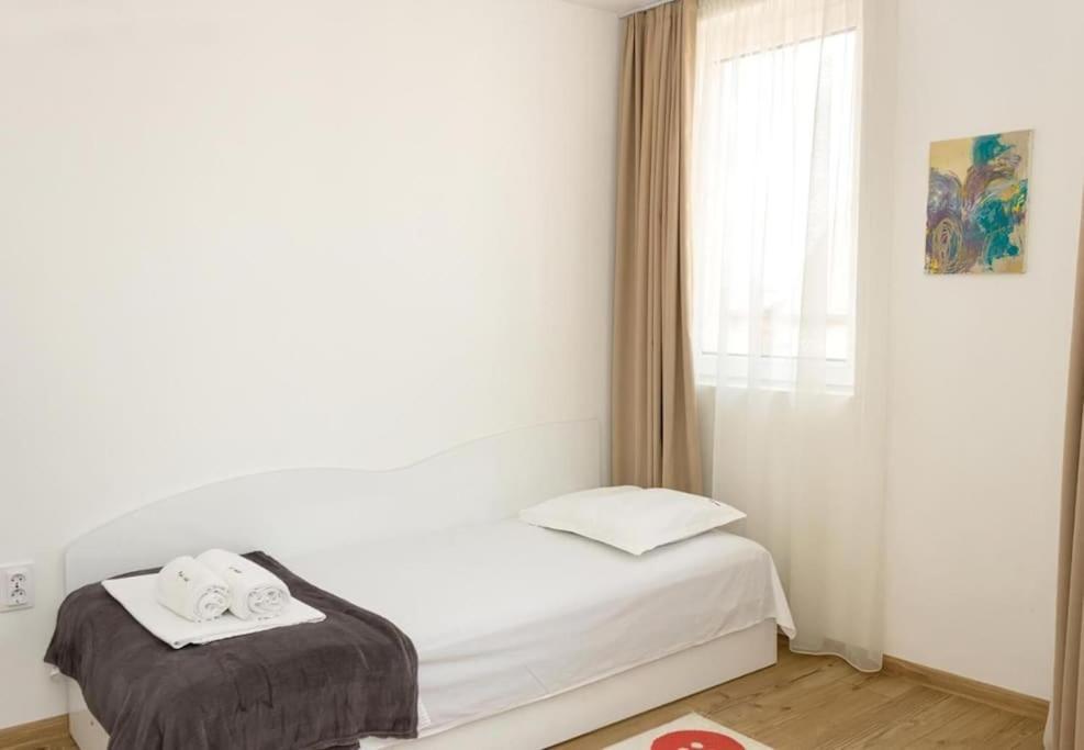 וארנה Modern Bright Apartment Close To City Center And Grand Mall מראה חיצוני תמונה