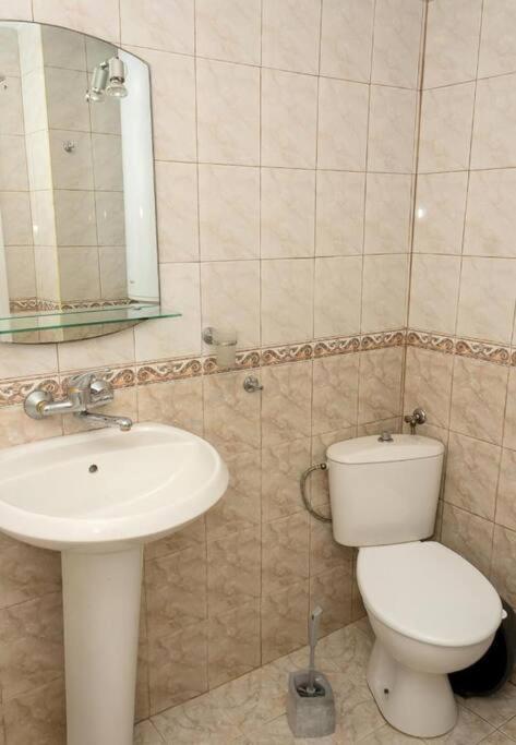 וארנה Modern Bright Apartment Close To City Center And Grand Mall מראה חיצוני תמונה